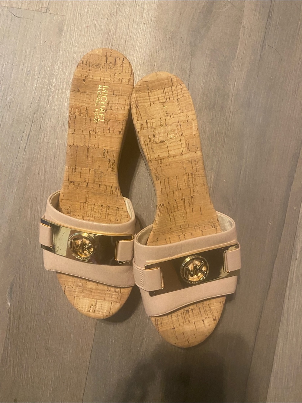 Michael Kors 7.5 NWOT  light tan Leather Slide Sandals with Gold MK Plaque
